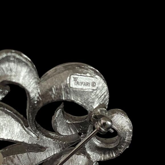 Vintage Trifari Brooch Pin Swirl Textured Silver Tone Signed - Picture 3 of 6